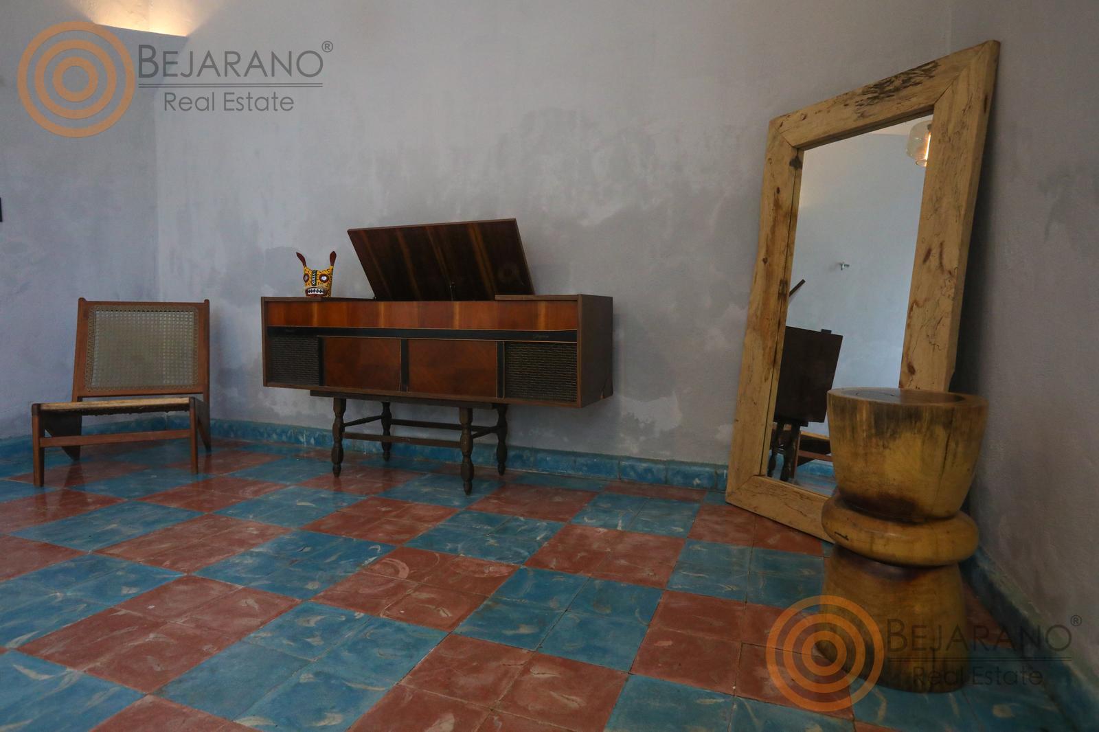 bre-crv-parksantaana-07 Aparador de madera y espejo con marco rústico sobre el piso de mosaico