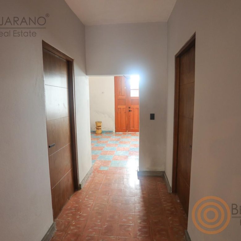 Pasillo con puertas de madera hacia las recámaras