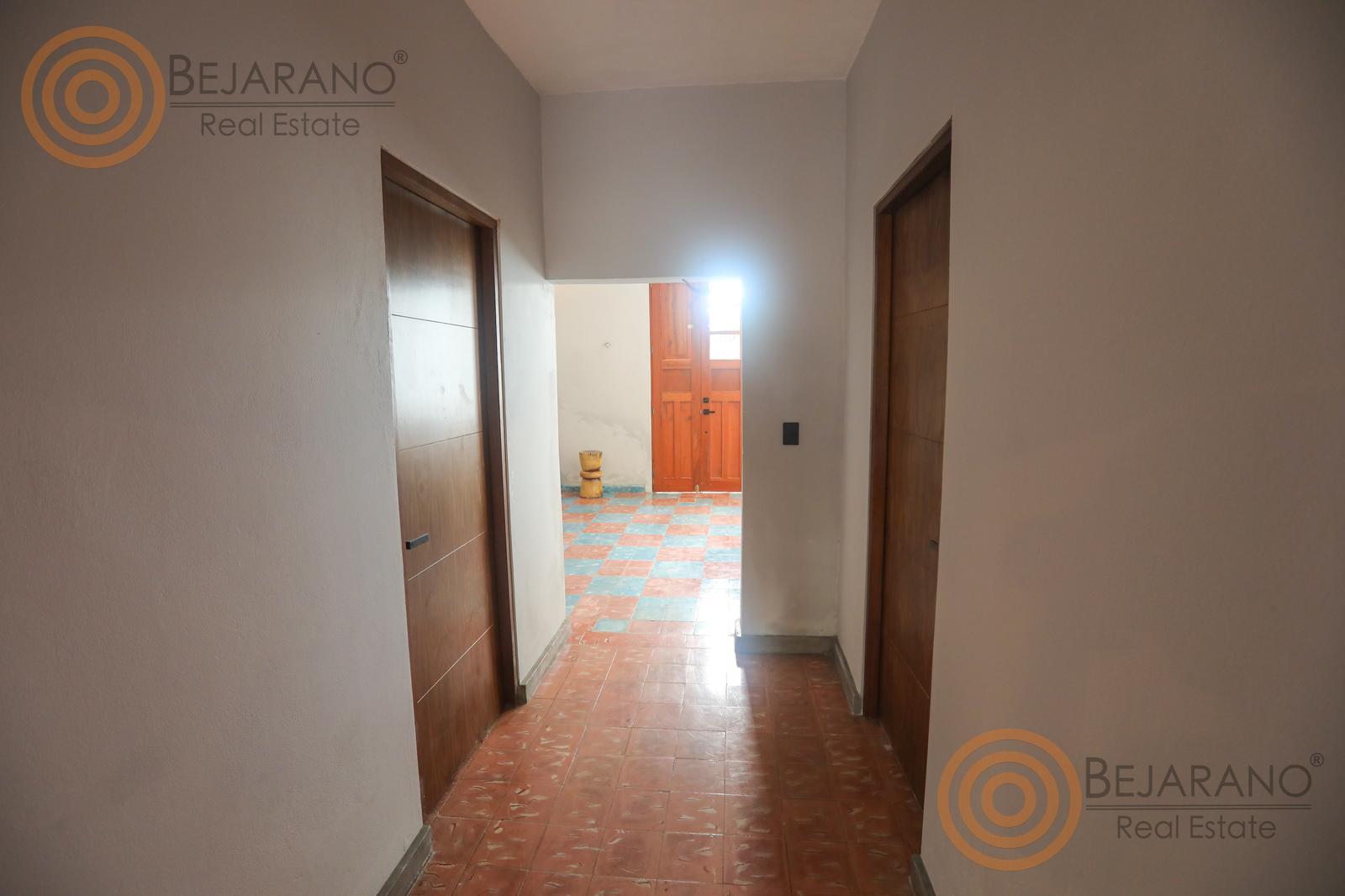 bre-crv-parksantaana-08 Pasillo con puertas de madera hacia las recámaras