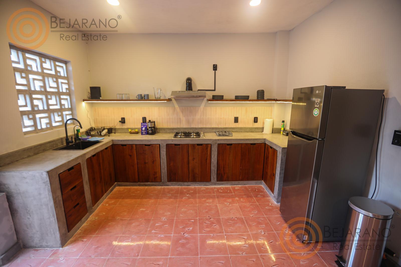 bre-crv-parksantaana-09 Cocina equipada con gabinetes de madera y refrigerador