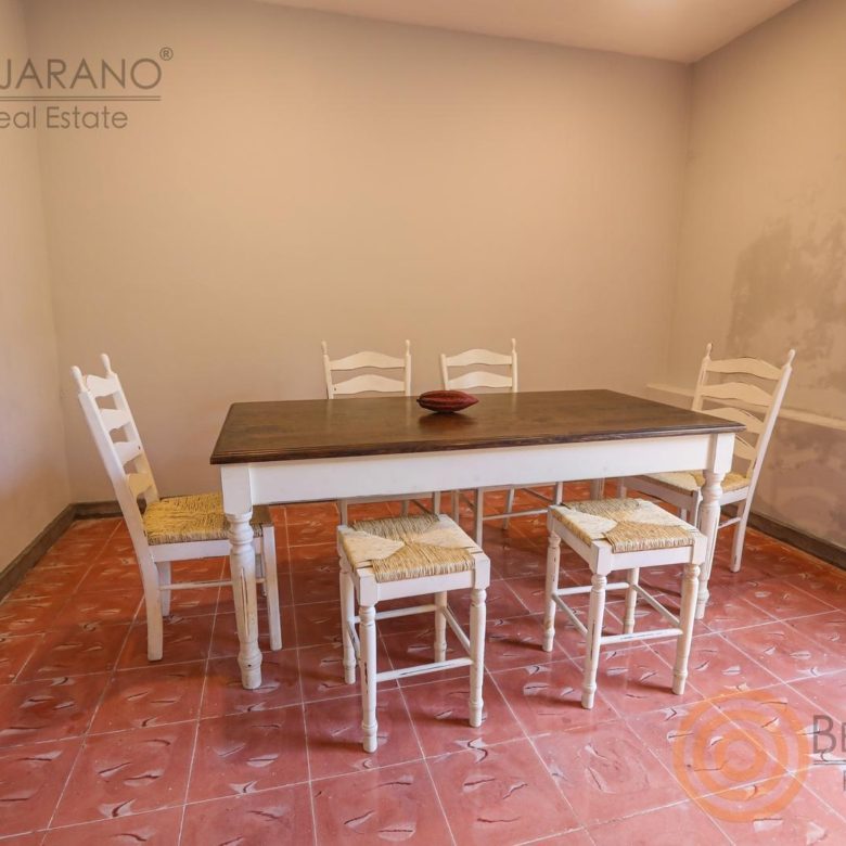 Comedor con mesa de madera y sillas de tule