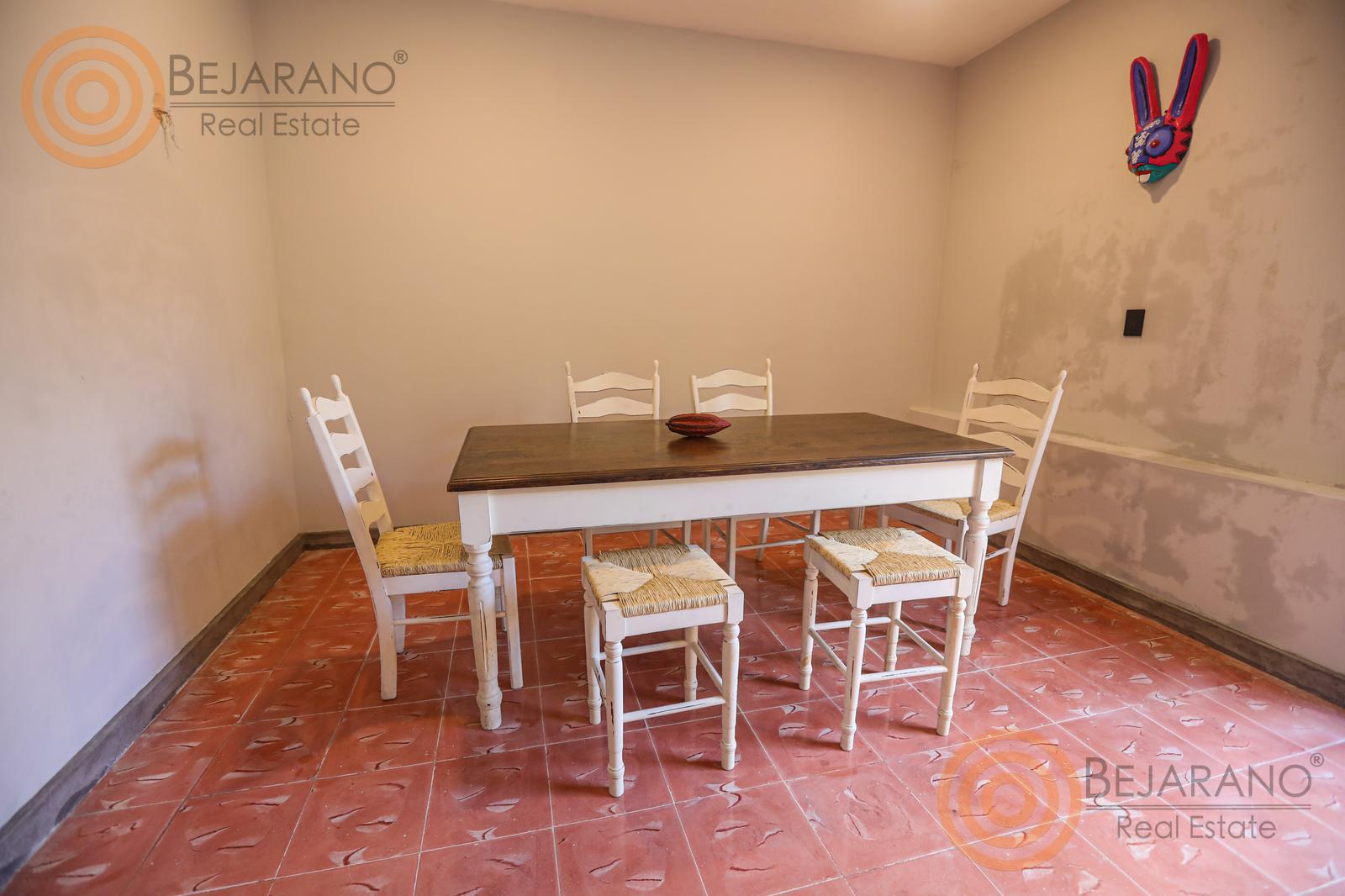 bre-crv-parksantaana-10 Comedor con mesa de madera y sillas de tule