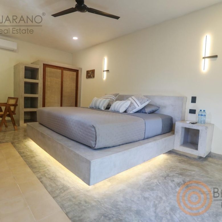 Recámara con cama, escritorio y aire acondicionado