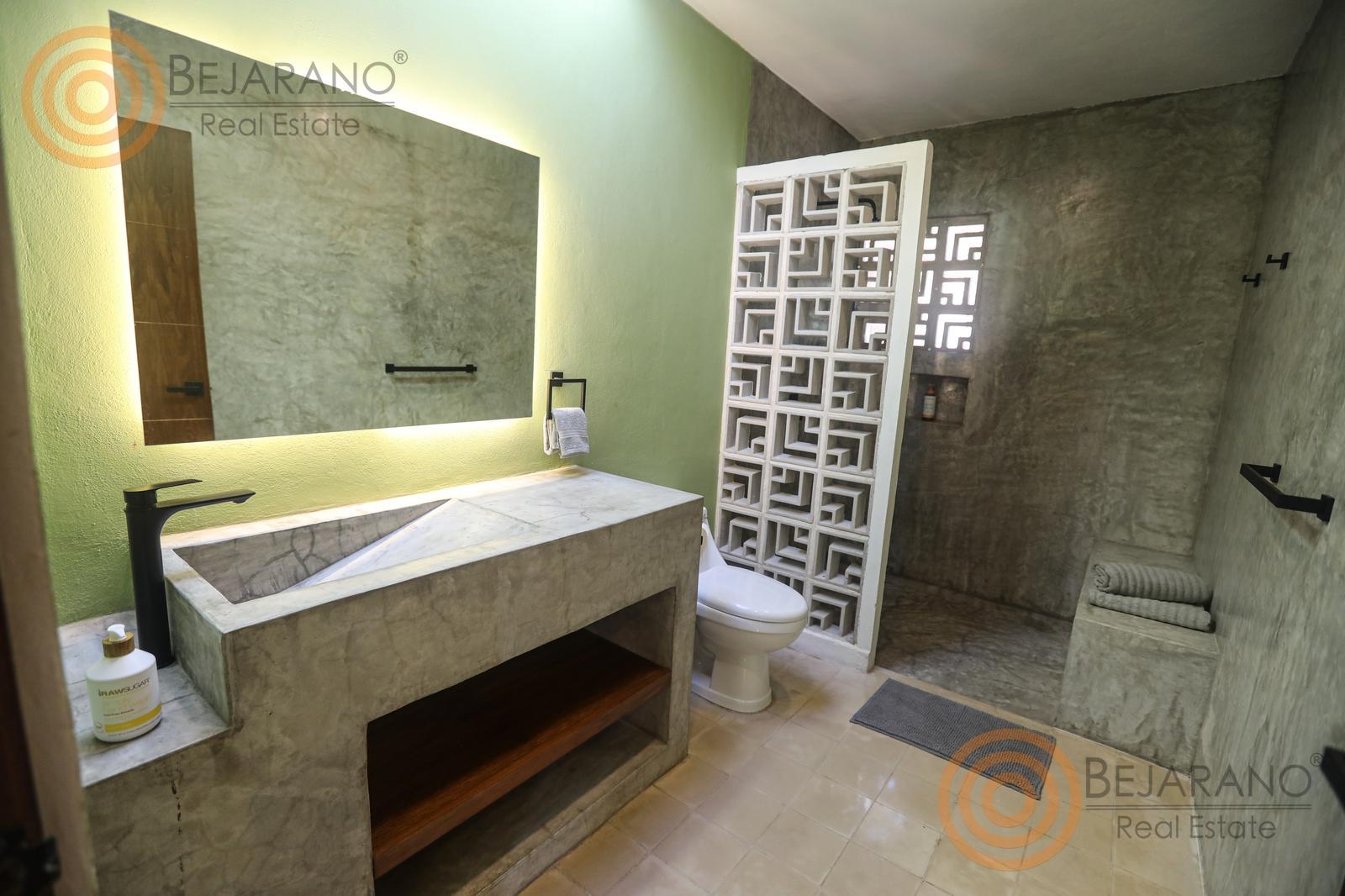 bre-crv-parksantaana-14 Baño con lavabo de concreto pulido y celosía de diseño