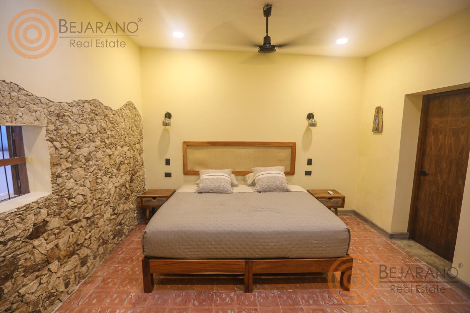 bre-crv-parksantaana-16 Recámara con muro de piedra, cama y ventilador de techo