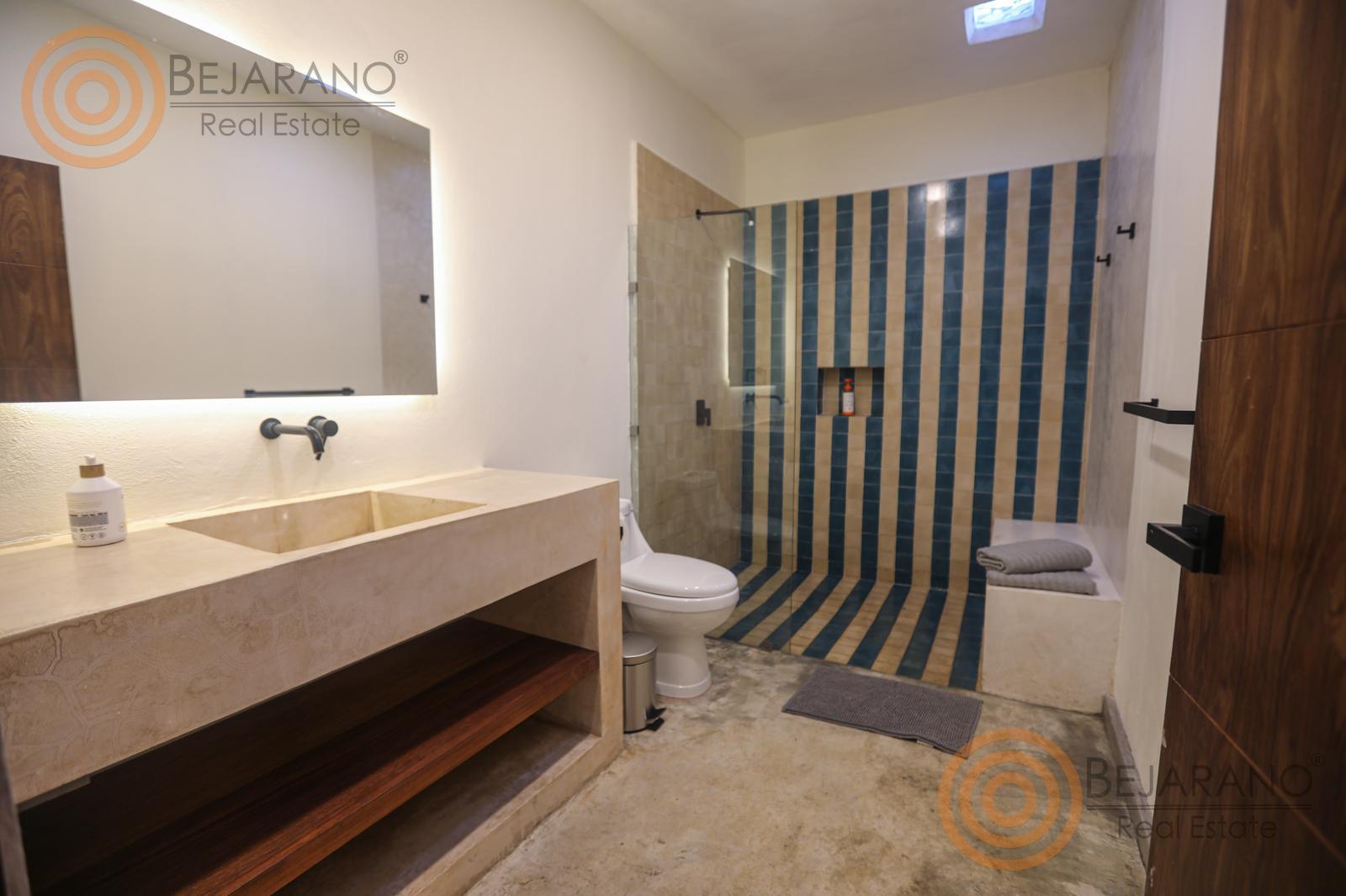 bre-crv-parksantaana-18 Baño con regadera de azulejo azul y lavabo de concreto