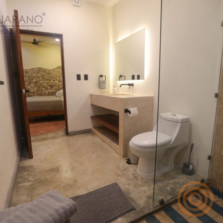 Baño completo con regadera de cristal y lavabo