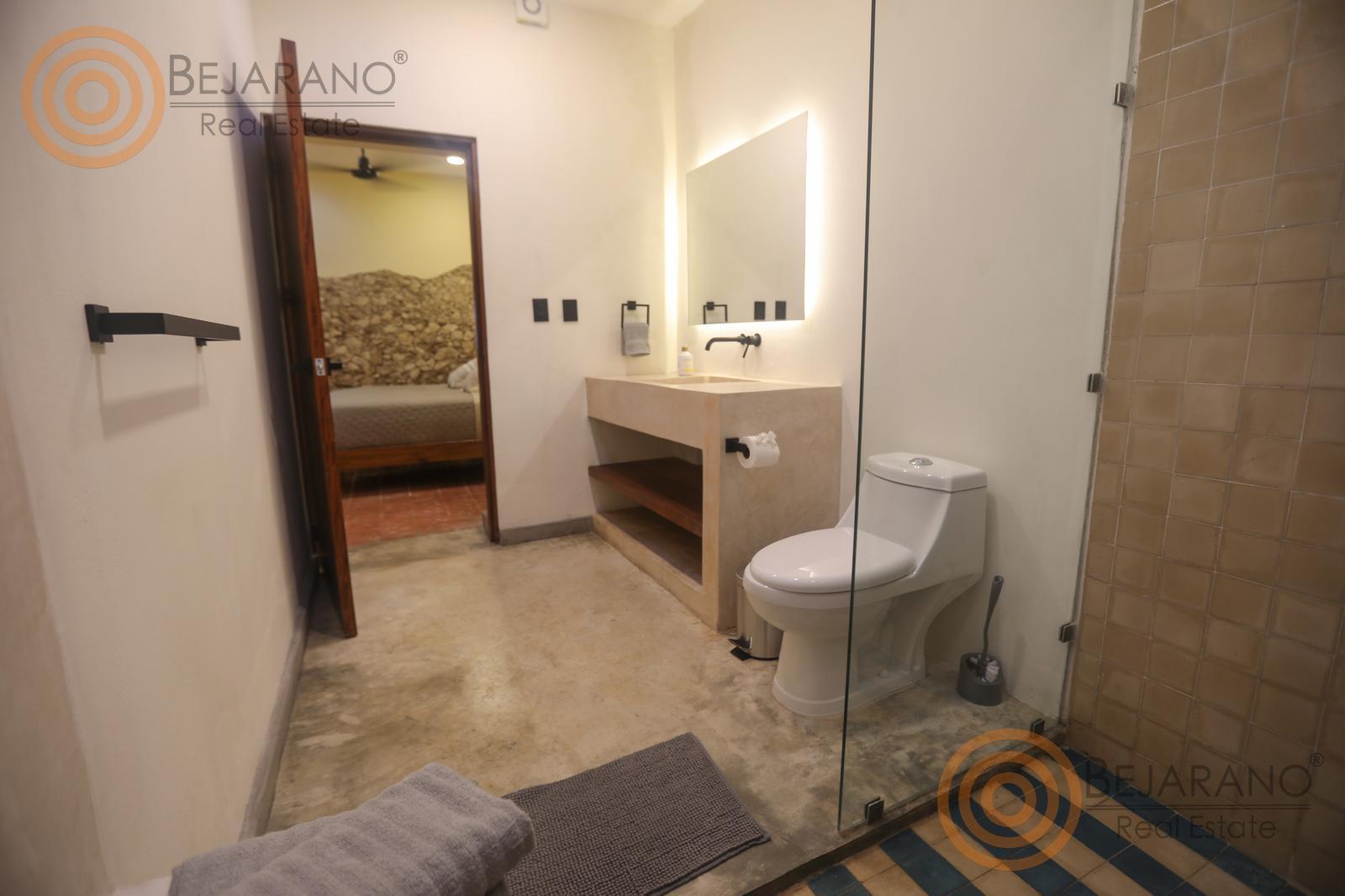 bre-crv-parksantaana-19 Baño completo con regadera de cristal y lavabo