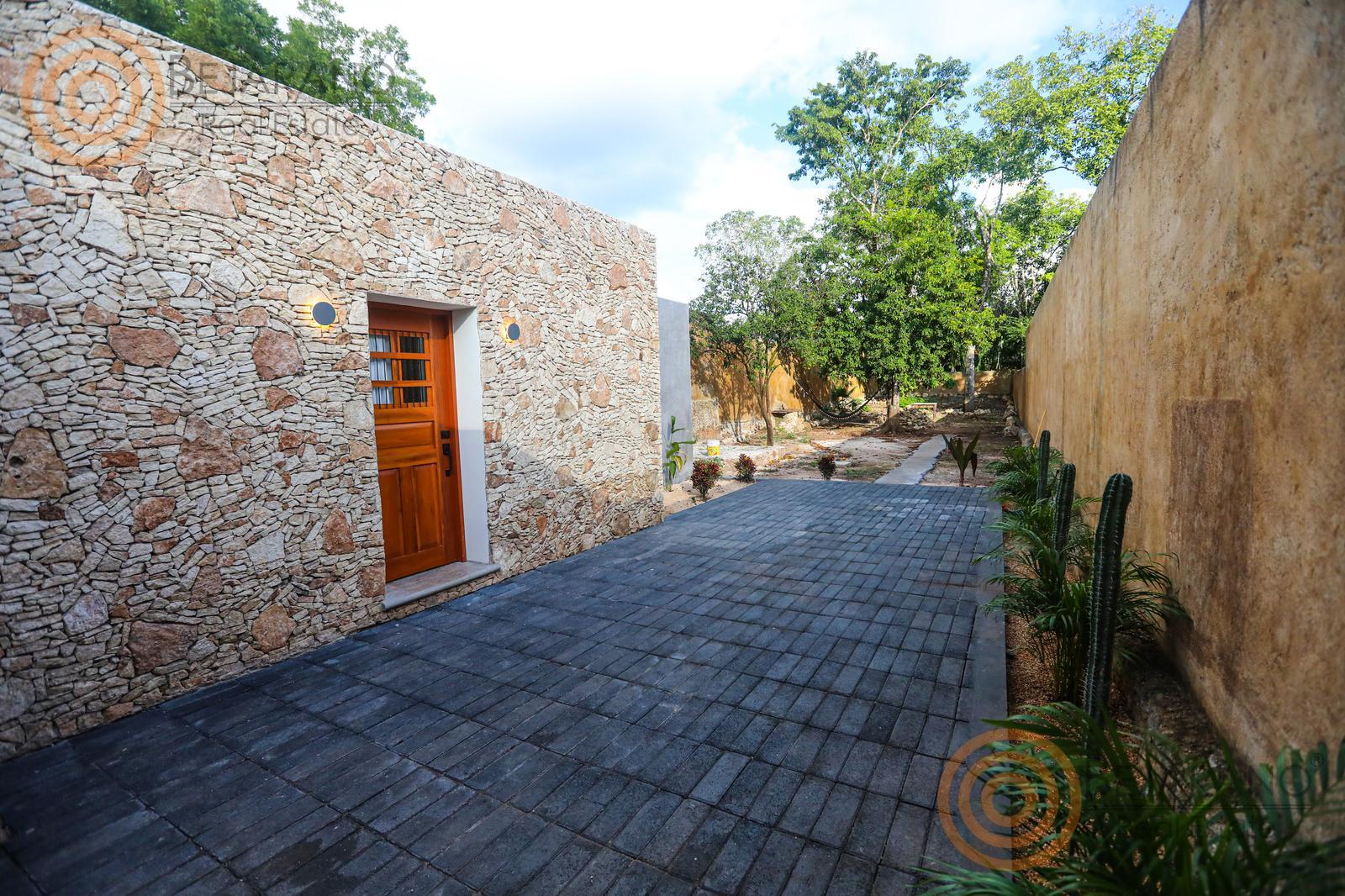 bre-crv-parksantaana-20 Patio con muro de piedra y andador de adoquín azul
