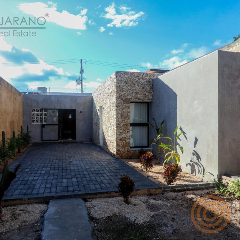 Patio trasero con andador y muros de piedra