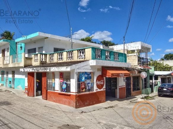 Propiedad en esquina con local comercial en planta baja y departamentos arriba