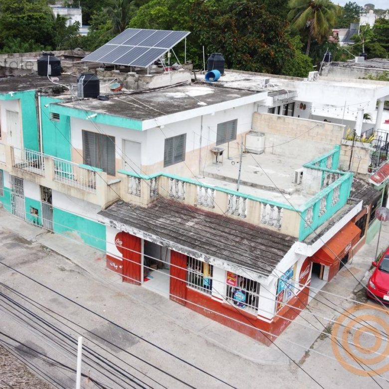 Vista aérea de la esquina con paneles solares en la azotea