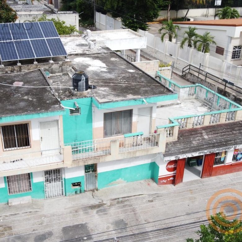Vista aérea con paneles solares sobre el local comercial