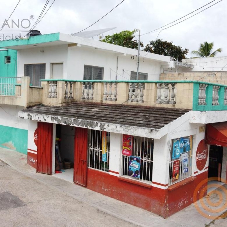 Fachada de la esquina con balcón y local comercial