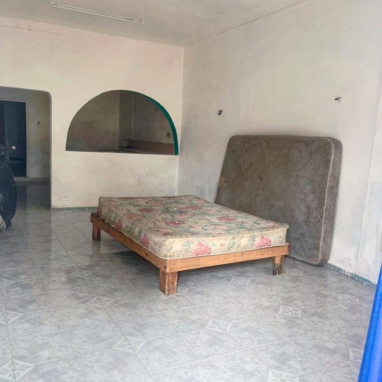 Departamento con cama y arco decorativo