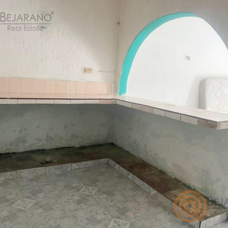 Cocina de un departamento con cubierta de concreto