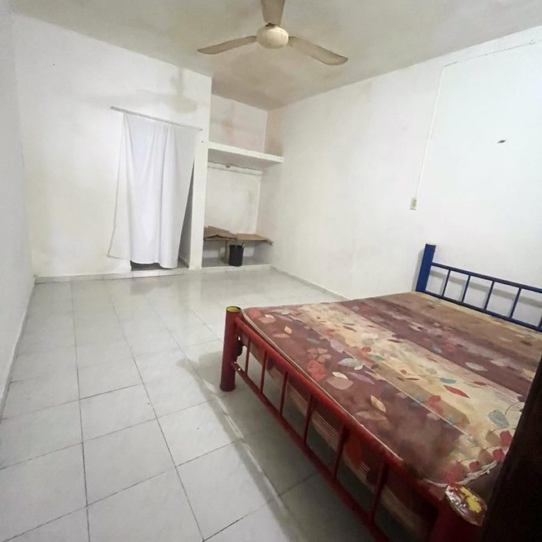 Recámara con cama y ventilador de techo