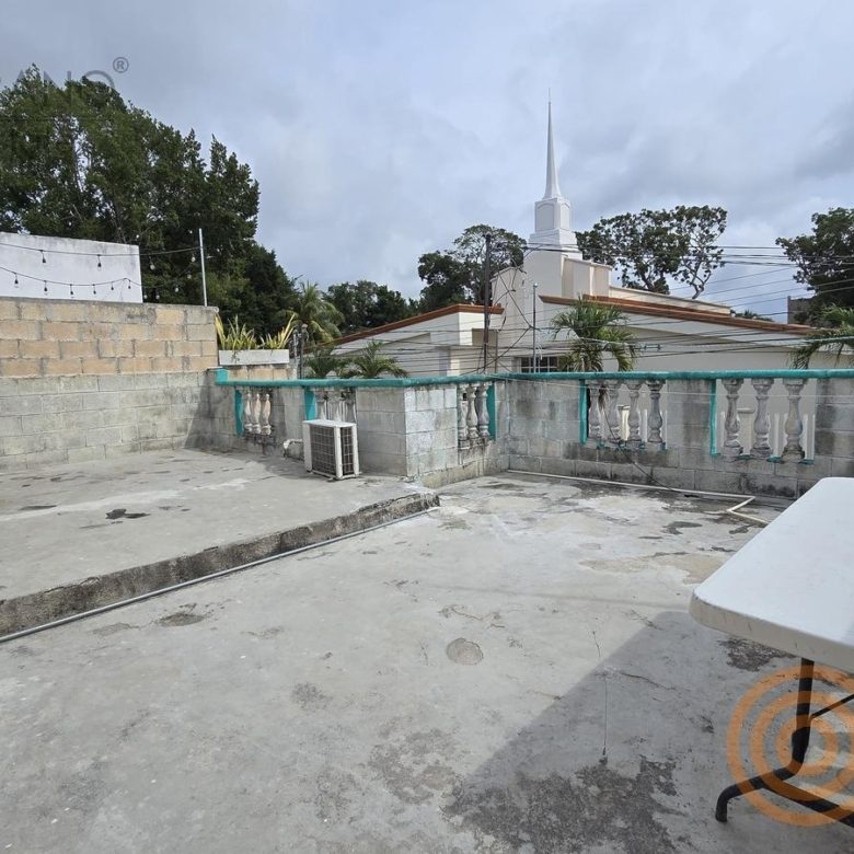 Azotea amplia con vista al templo vecino