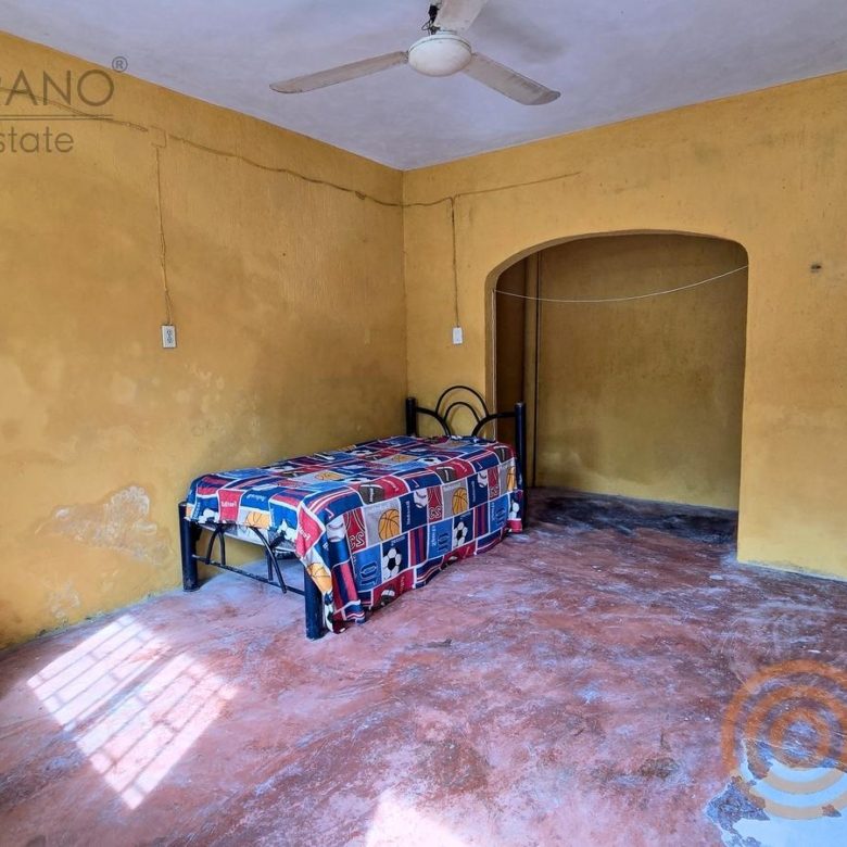 Recámara con piso de pasta y arco