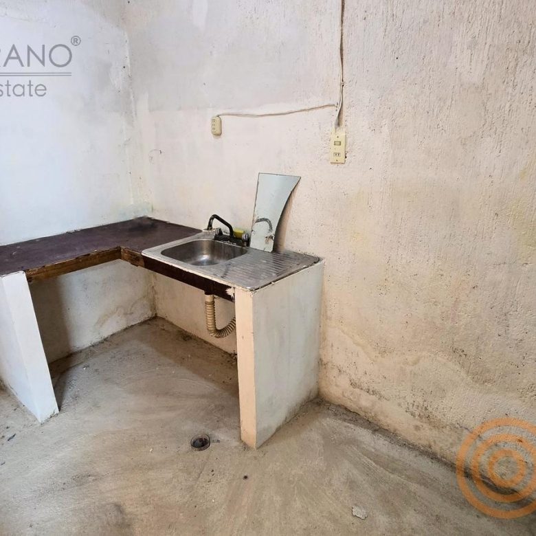Cocineta con tarja de un departamento