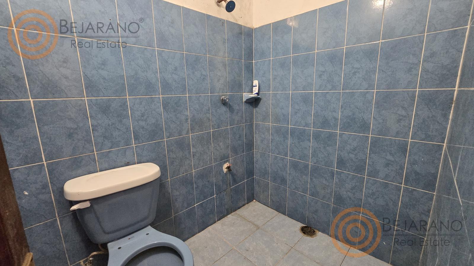 bre-cv-4deptsylc-18 Baño con azulejo azul