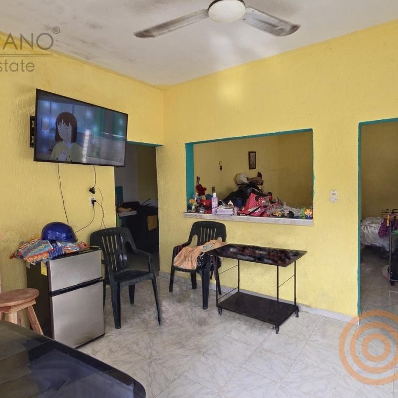 Sala-comedor con TV y ventilador de techo