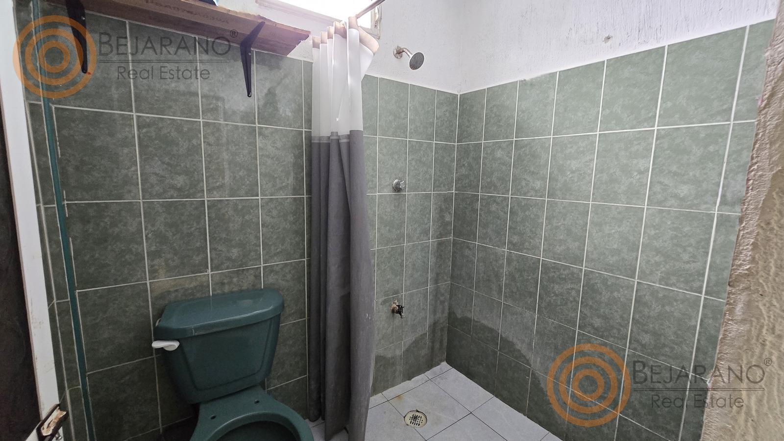 bre-cv-4deptsylc-20 Baño con regadera de azulejo verde