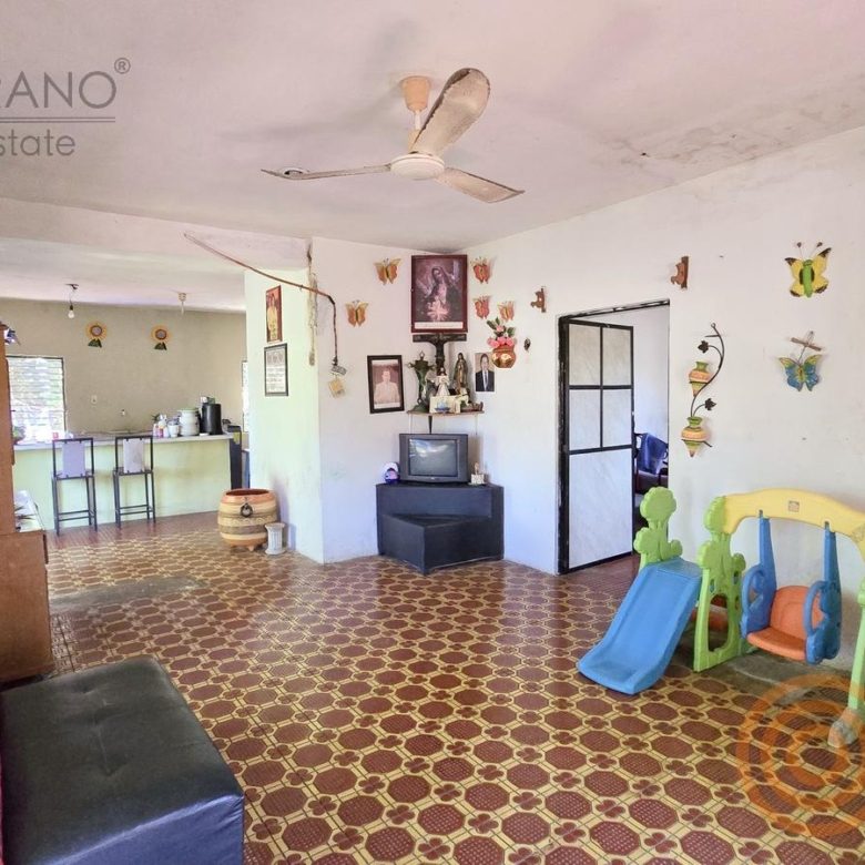 Sala-comedor de la casa con piso de pasta