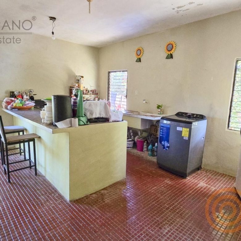 Cocina con barra y refrigerador