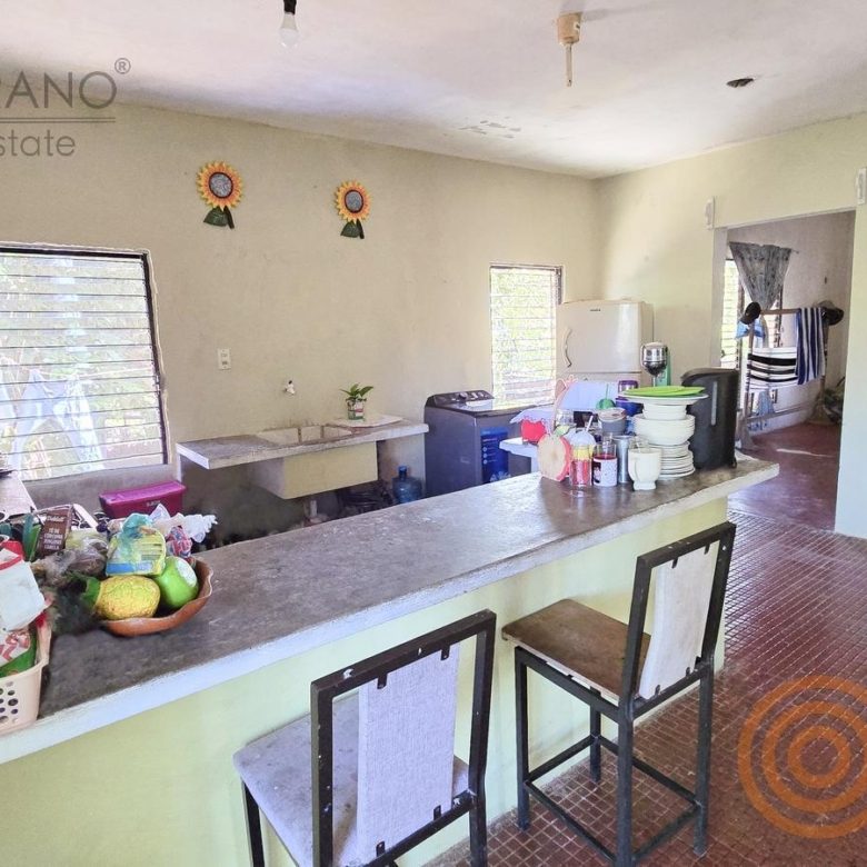 Cocina con barra de desayunador y bancos