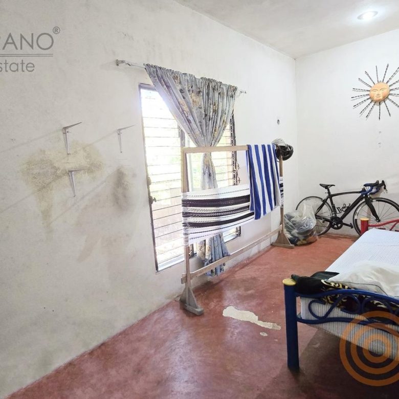 Recámara con ventana y cama