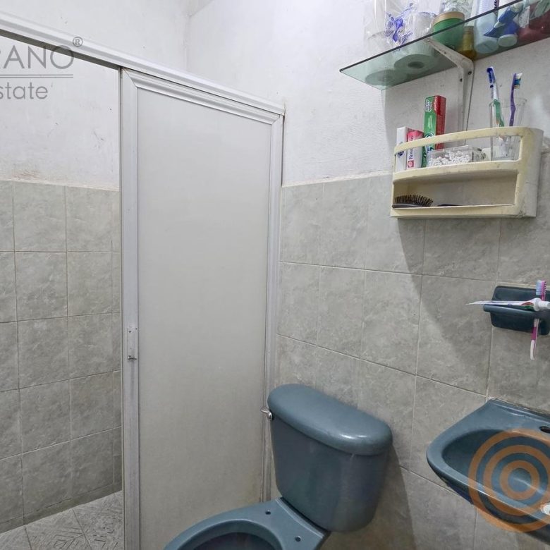 Baño completo con lavabo y regadera