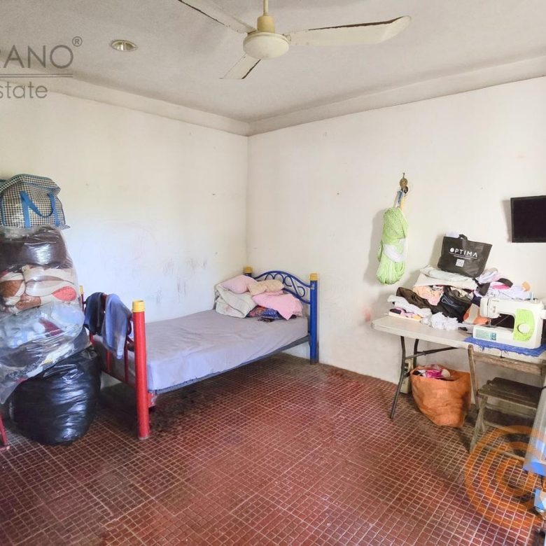 Recámara con cama y espacio de guardado
