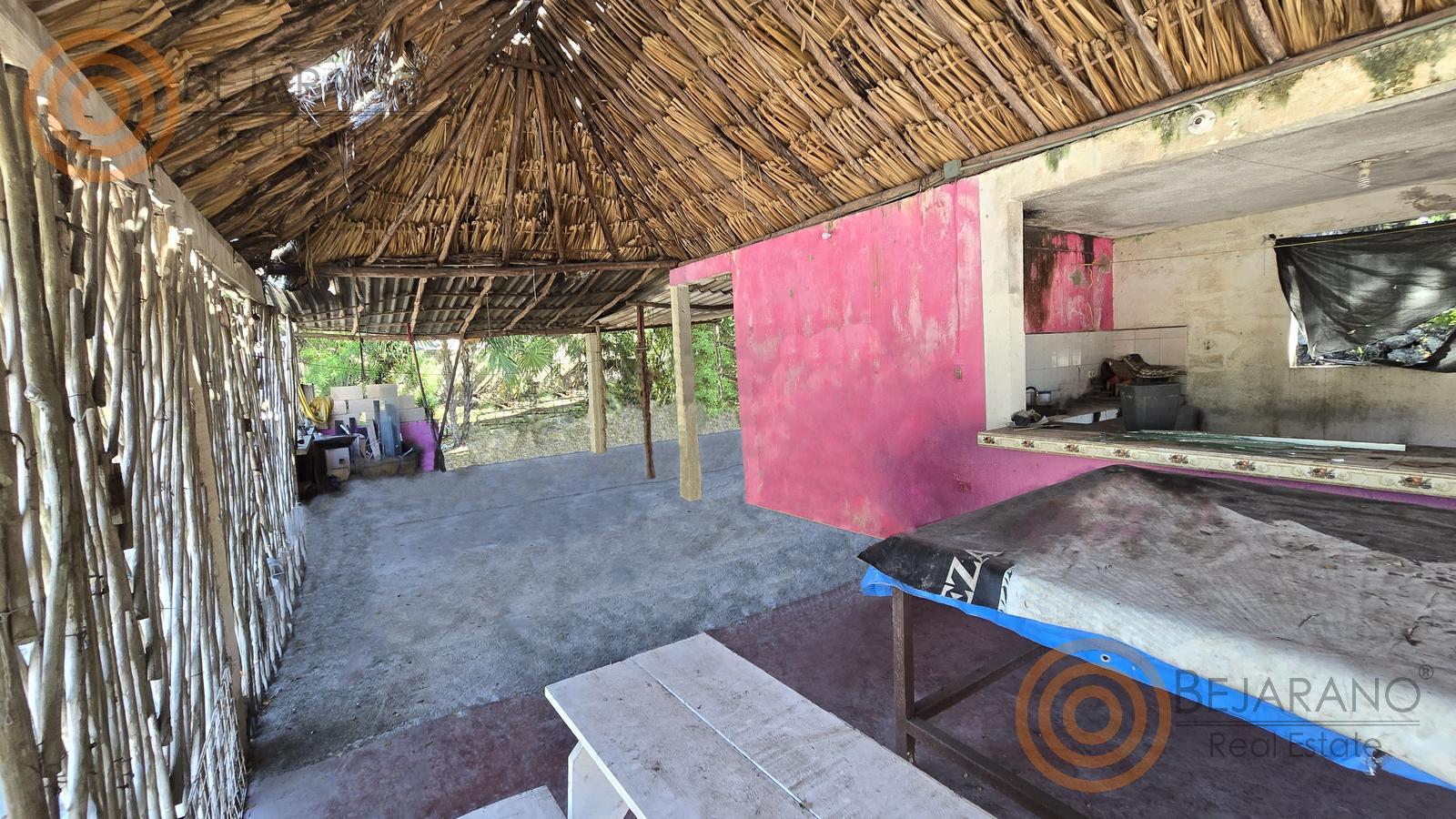 bre-cv-cuncunul-26 Barra y mesa dentro de la palapa del local