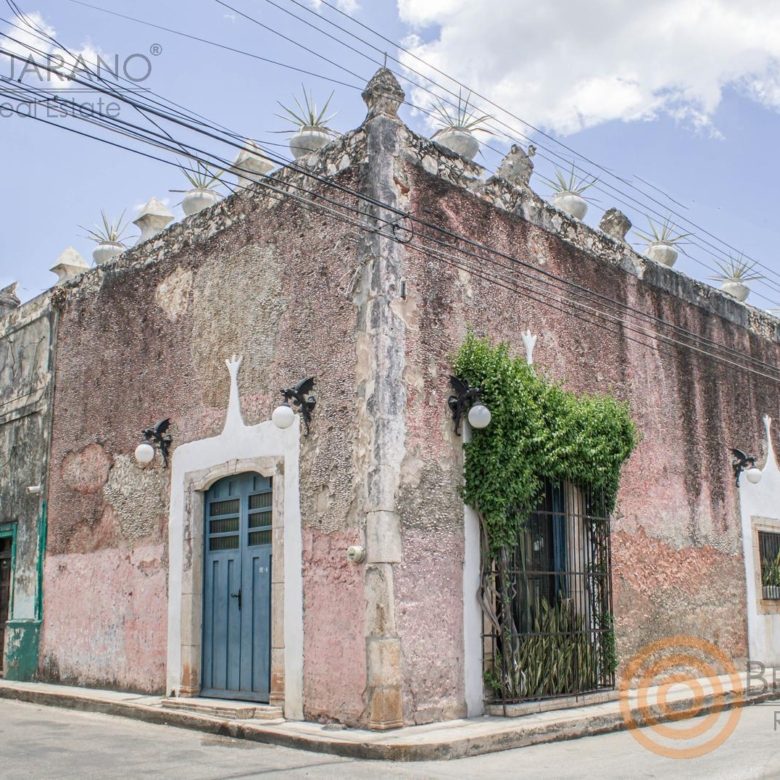 Fachada de la casa colonial en esquina en la colonia San Juan