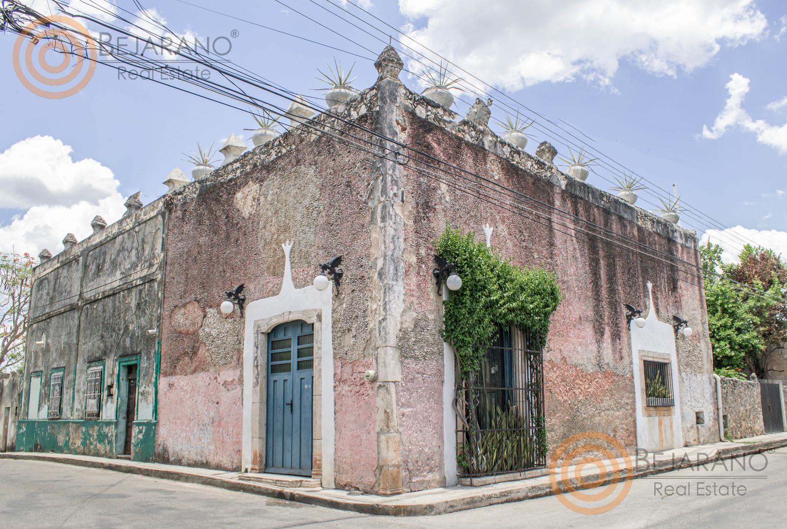 bre-cv-gargolas-01 Fachada de la casa colonial en esquina en la colonia San Juan