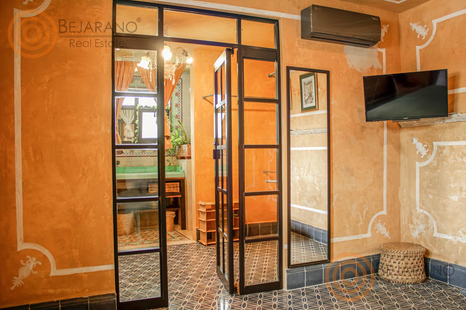 bre-cv-gargolas-03 Recámara con piso de mosaico y puertas de herrería con vidrio