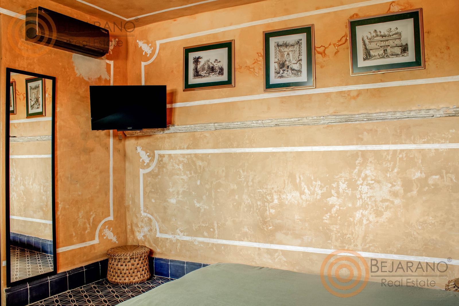 bre-cv-gargolas-04 Recámara con muros decorados, TV y aire acondicionado