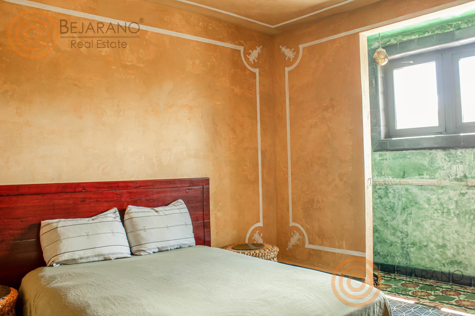 bre-cv-gargolas-05 Cama y ventana de la recámara con muros pintados a mano
