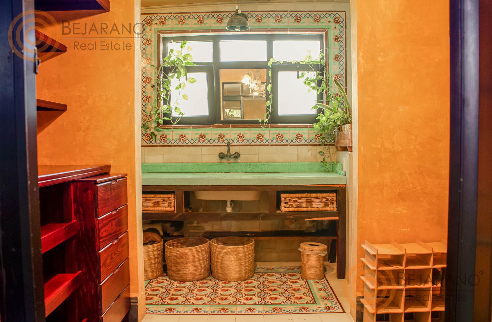 bre-cv-gargolas-07 Baño con lavabo verde, ventana y marco de azulejo decorado