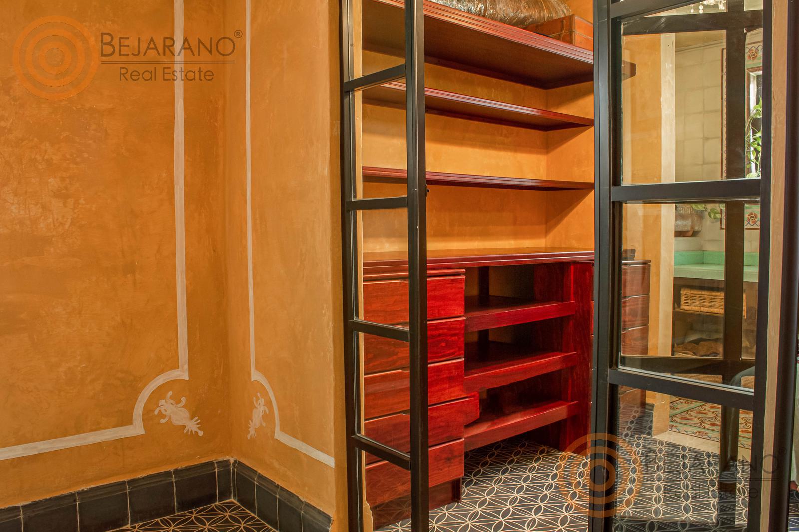 bre-cv-gargolas-08 Vestidor con repisas de madera y puerta de herrería