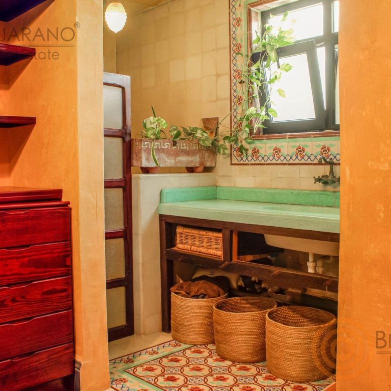 Lavabo y cajonera de madera en el baño