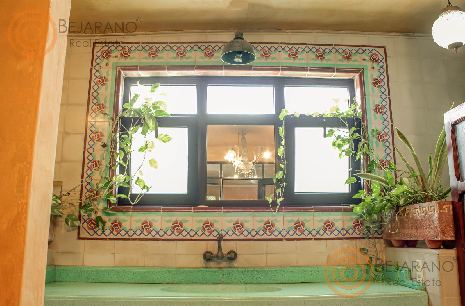 bre-cv-gargolas-10 Ventana con marco de azulejo decorado sobre el lavabo