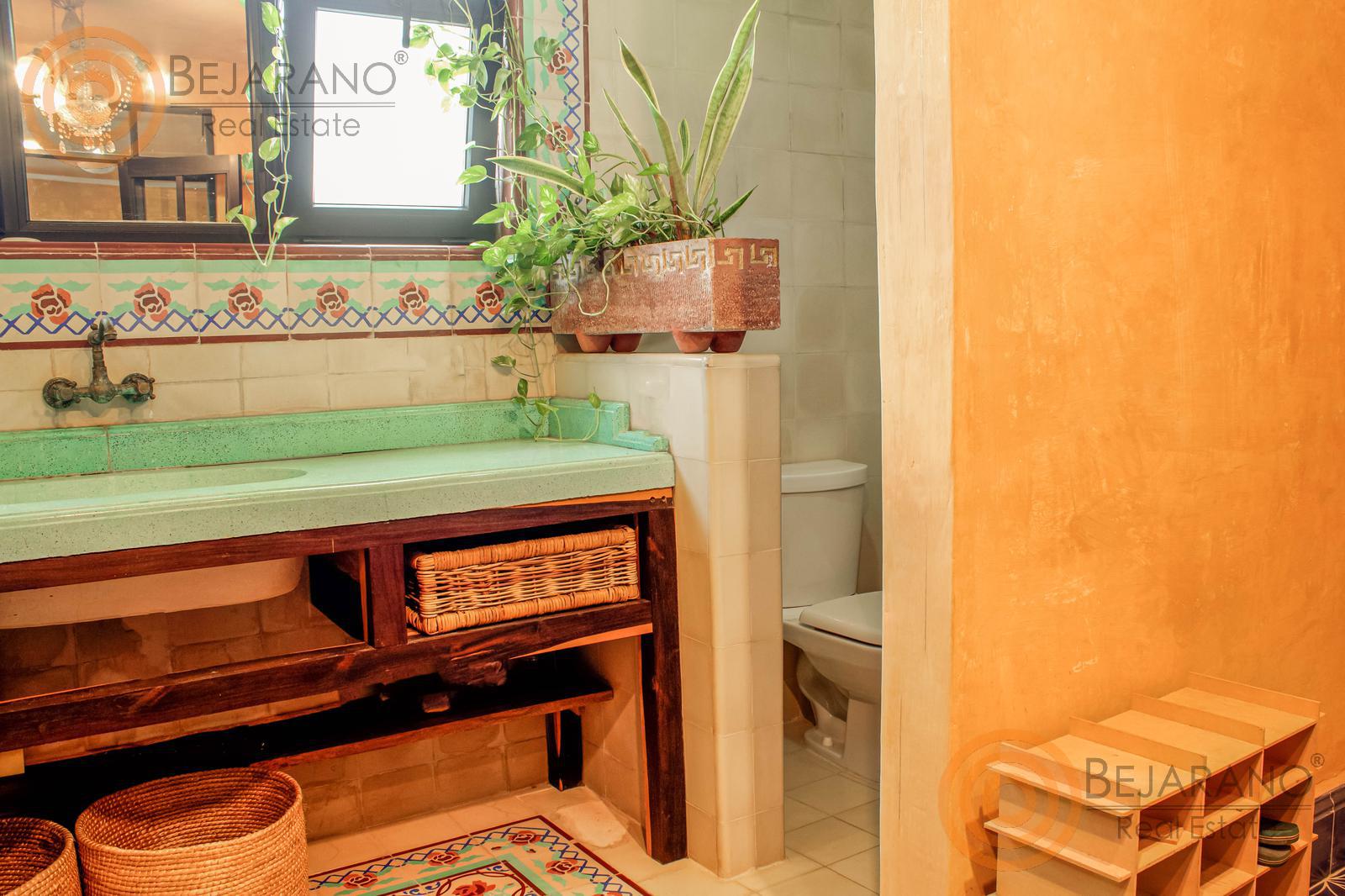 bre-cv-gargolas-11 Lavabo verde y detalles de madera en el baño