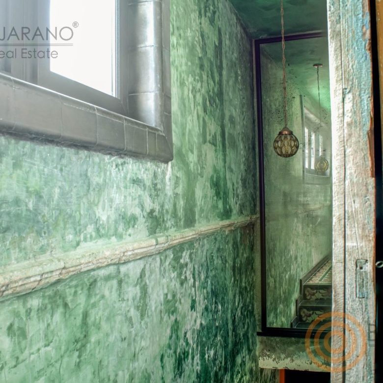 Muro pintado en verde junto a la escalera
