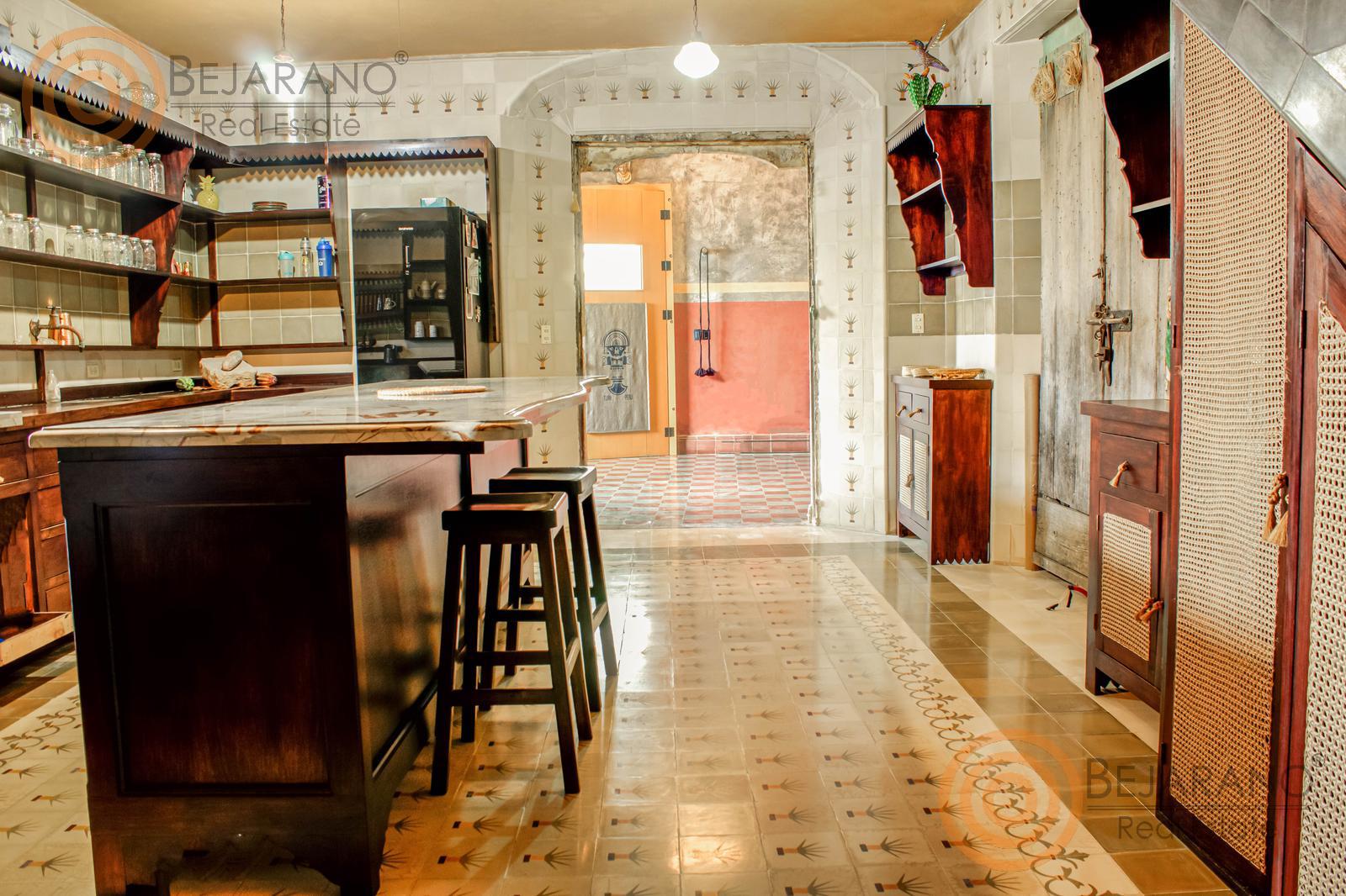 bre-cv-gargolas-14 Cocina con isla de granito, bancos y piso de mosaico