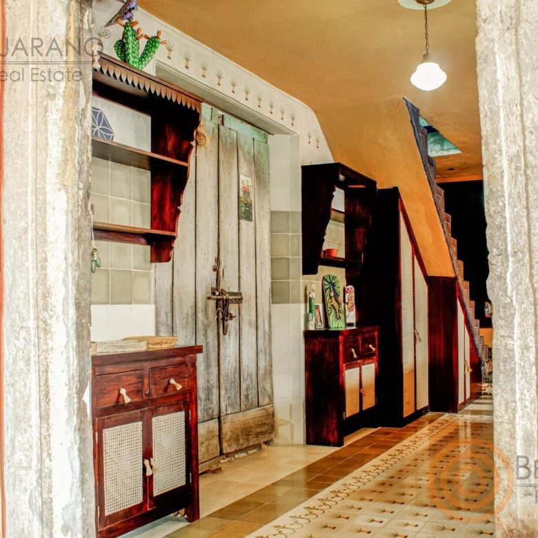Pasillo con muebles de madera y escalera