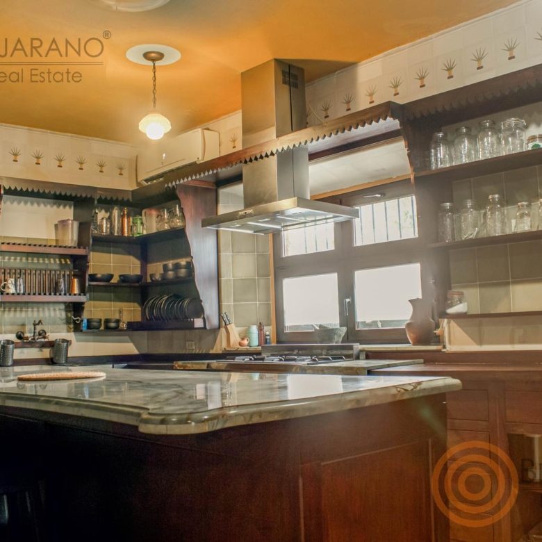 Cocina amplia con repisas abiertas e isla central