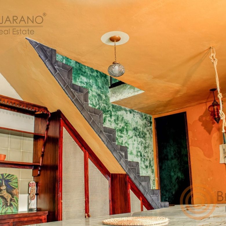 Escalera de azulejo pintado junto a la cocina