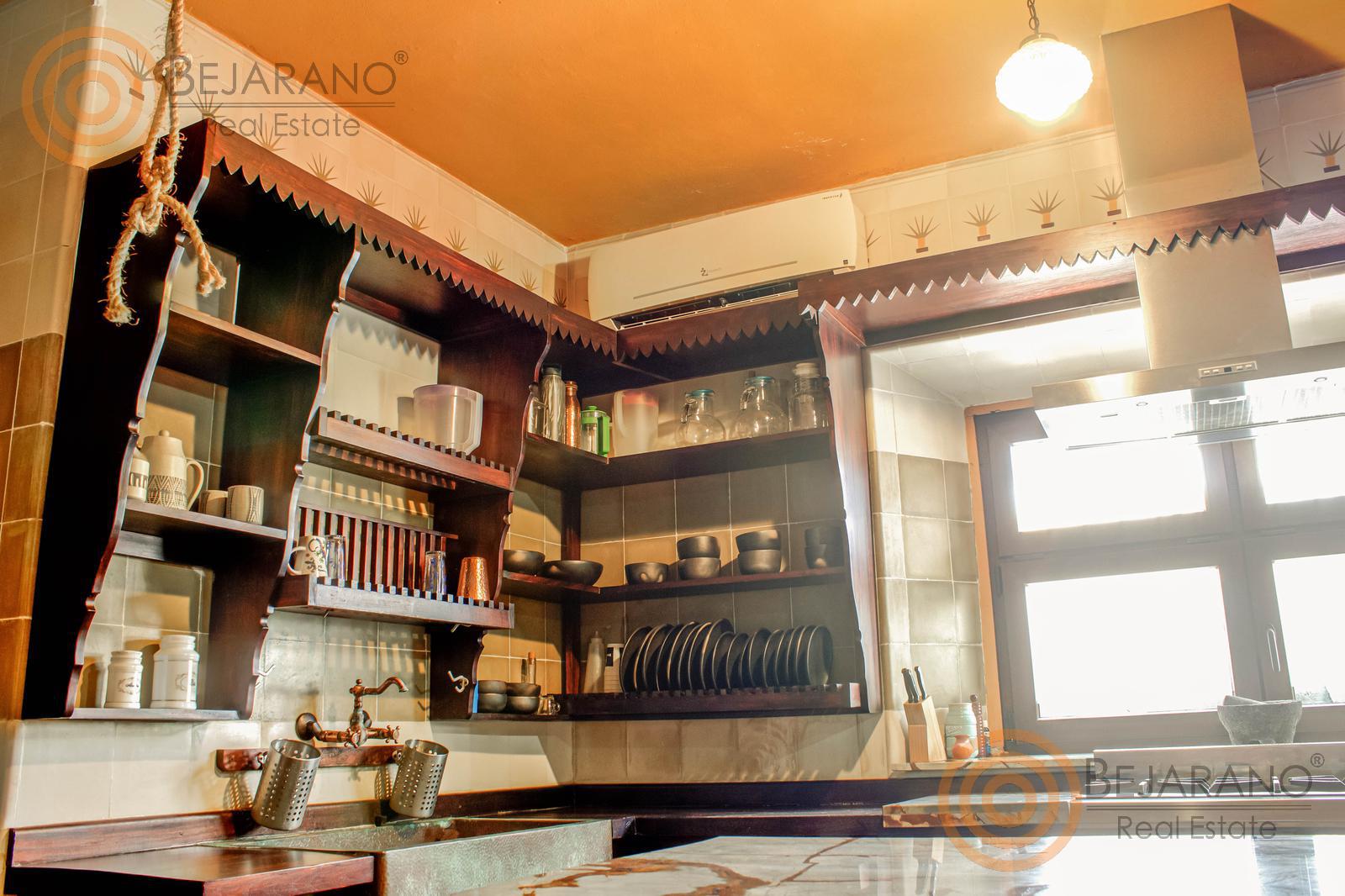 bre-cv-gargolas-18 Esquina de la cocina con repisas de madera y vajilla
